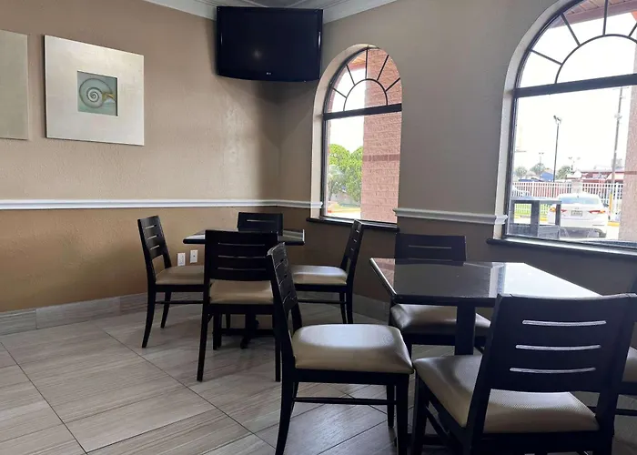 Super 8 By Wyndham Galveston